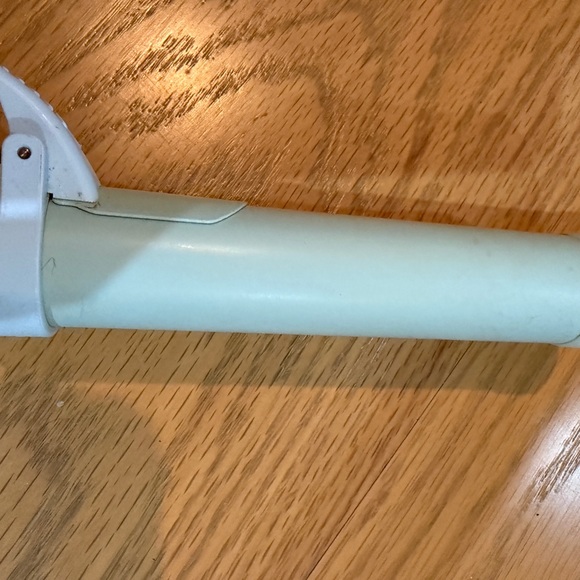 Beachwaver 1.25 Rotating Curling Iron with Floral Design - 1.25” Ceramic Barrel - Picture 4 of 4